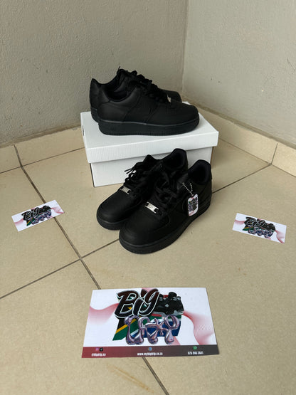 1x AIRFORCE 1 LOW ‘TRIPLE BLACK’