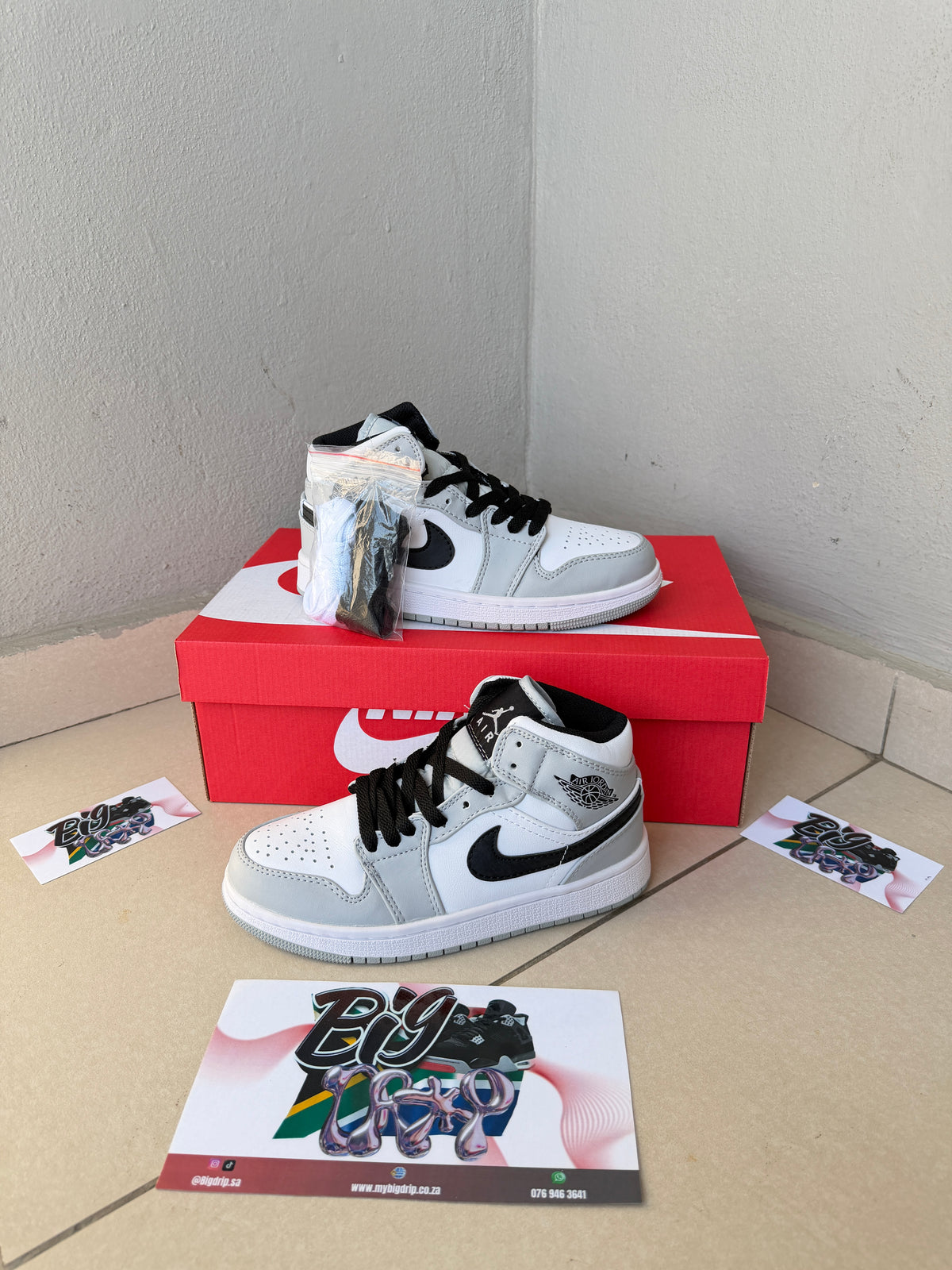 AIR JORDAN 1 MID GS "Light Smoke Grey"