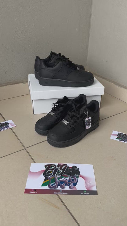 1x AIRFORCE 1 LOW ‘TRIPLE BLACK’